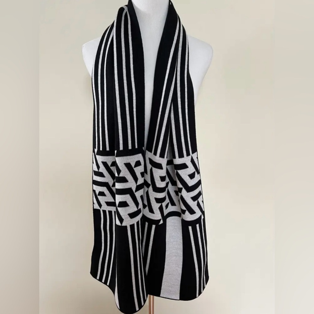 Versace La Greca Greek Key Long Scarf in Black and White Wool Unisex - Picture 6 of 8